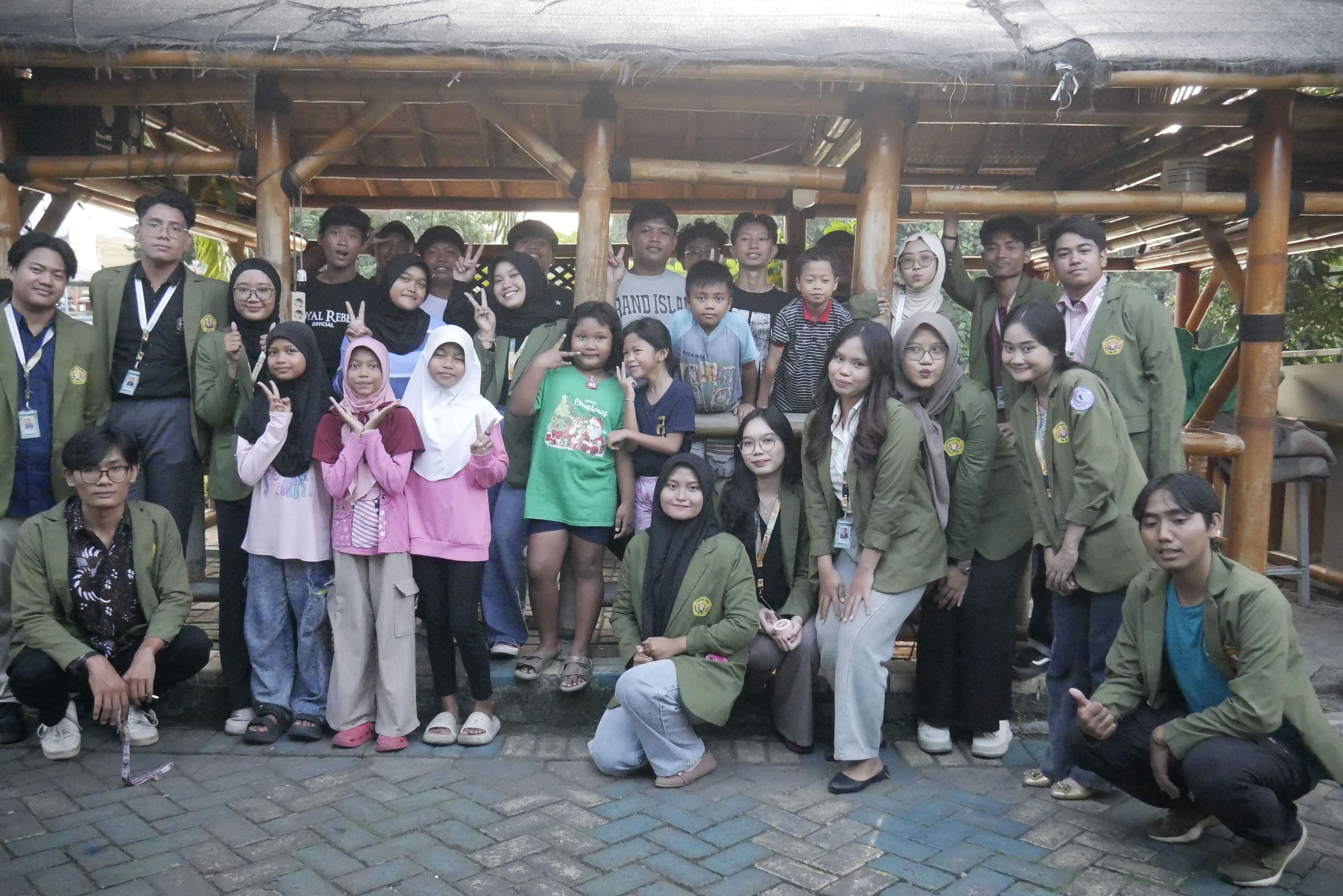 Mahasiswa KKN UPN “Veteran” Jatim Kelompok 127 Sigma Ajak Anak-Anak dan Karang Taruna Jambangan “Dolan Ing Njobo”