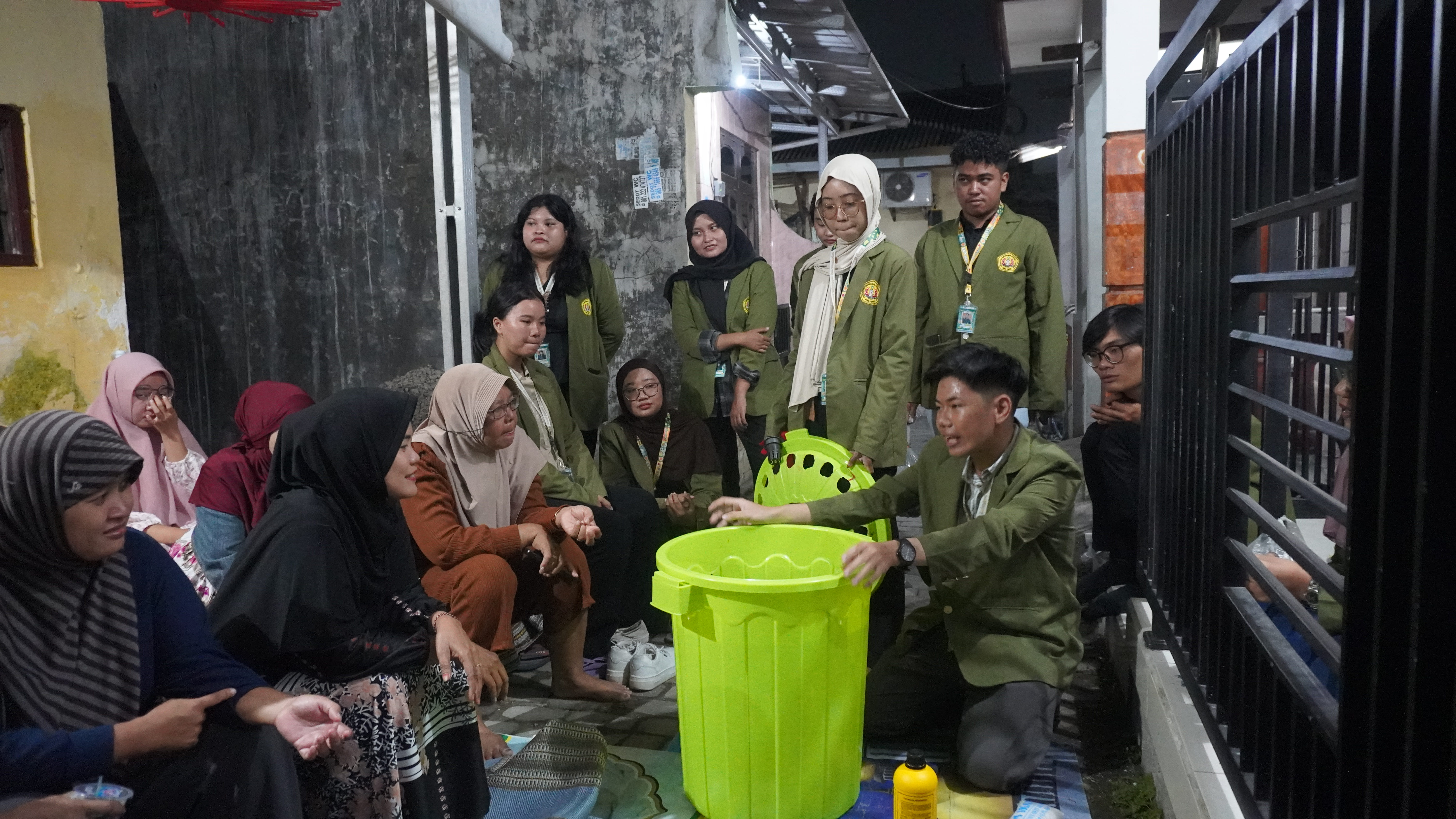 Aquaponik sebagai Inovasi Pemberdayaan: Mahasiswa KKN UPN Veteran Jawa Timur Dorong Warga Jambangan Ciptakan Ketahanan Pangan