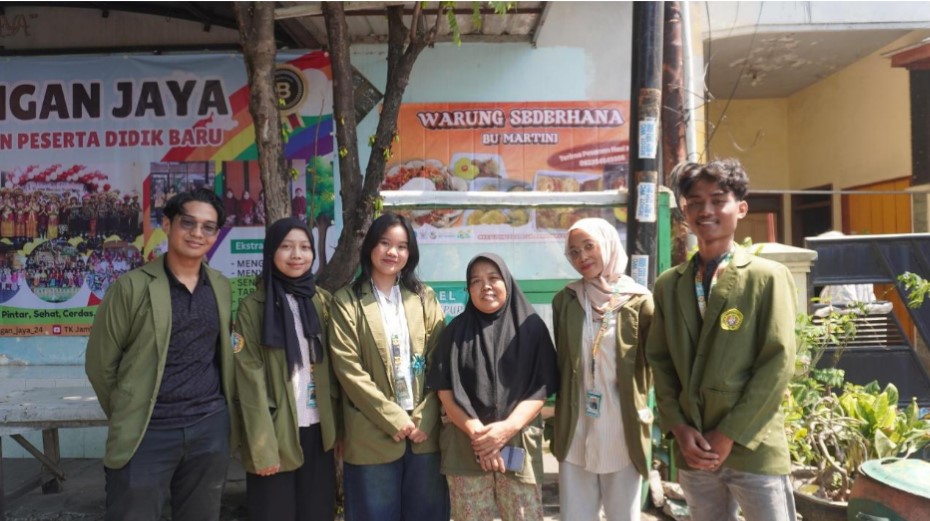 Branding Gratis untuk UMKM: KKN Sigma 127 UPN 'Veteran' Jawa Timur Bantu UMKM Jambangan Lebih Dikenal